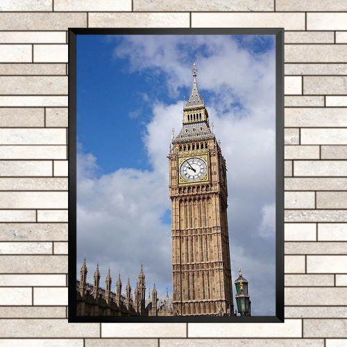 Big Ben com o céu cheio de nuvens atrás